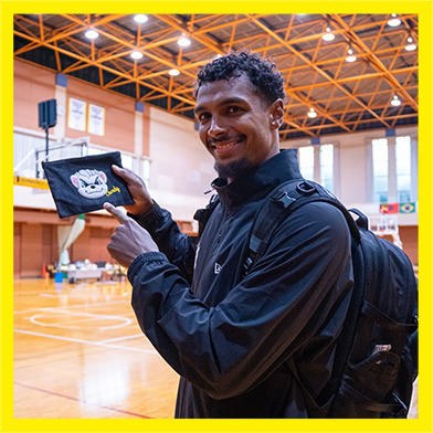 サンディーサガラ刺繍ポーチ